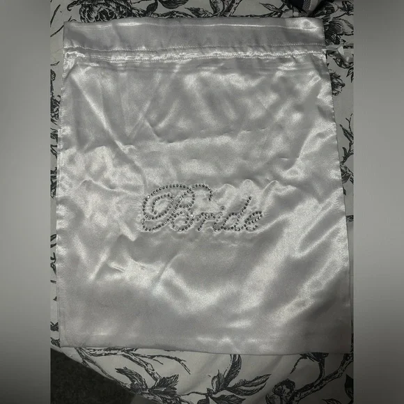 NWOT David’s Bridal White Satin Drawstring Bag - Picture 2 of 5